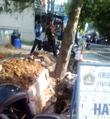 Kegiatan PDAM Cabang Blahbatuh, Perangi Akar di Jalan Utama Blahbatuh